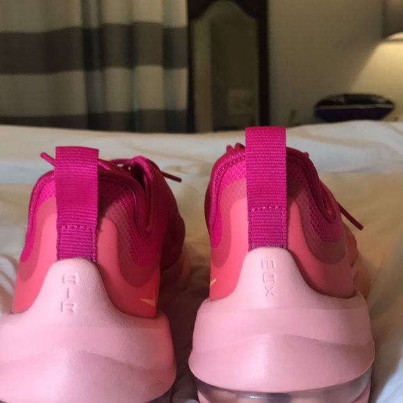 Women’s Nikes - Picture 5 of 8